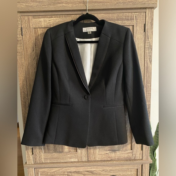 Jackets & Blazers - TAHARI Size 6 Black Jacket